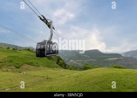Une promenade sur le téléphérique des ailes de Tatev offre une vue spectaculaire sur la vaste gorge de Vorotan, reliant le monastère historique de Tatev. Banque D'Images