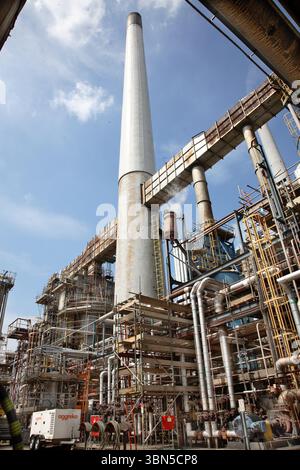 Lindsey Oil Refinery, Immingham, Royaume-Uni. Un échafaudage entoure la tuyauterie pour un entretien régulier. Banque D'Images