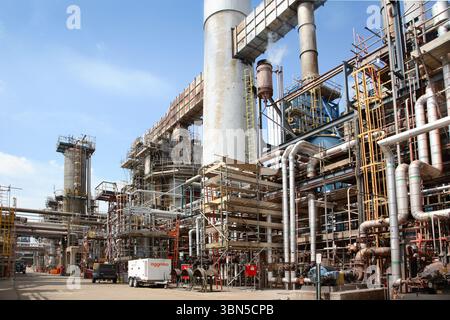 Lindsey Oil Refinery, Immingham, Royaume-Uni. Un échafaudage entoure la tuyauterie pour un entretien régulier. Banque D'Images