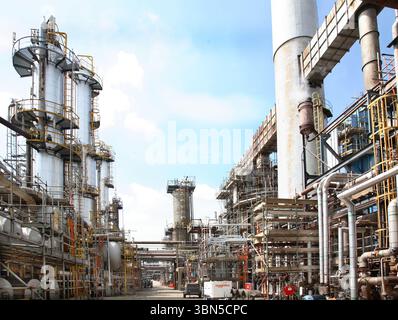 Lindsey Oil Refinery, Immingham, Royaume-Uni. Un échafaudage entoure la tuyauterie pour un entretien régulier. Banque D'Images