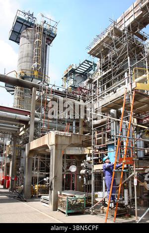 Lindsey Oil Refinery, Immingham, Royaume-Uni. Un échafaudage entoure la tuyauterie pour un entretien régulier. Banque D'Images