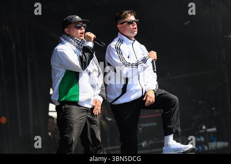 Somerset, Royaume-Uni. 28 juin 2025. Kneecap se produisant au Glastonbury Festival à Worthy Farm dans le Somerset. Le crédit photo devrait se lire comme suit : Matt Crossick/Empics/Alamy Live News Banque D'Images