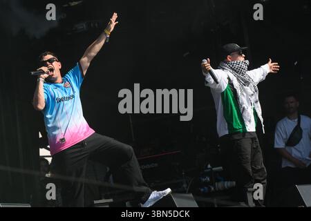 Somerset, Royaume-Uni. 28 juin 2025. Kneecap se produisant au Glastonbury Festival à Worthy Farm dans le Somerset. Le crédit photo devrait se lire comme suit : Matt Crossick/Empics/Alamy Live News Banque D'Images