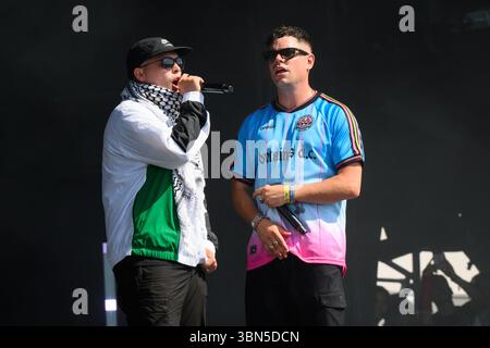 Somerset, Royaume-Uni. 28 juin 2025. Kneecap se produisant au Glastonbury Festival à Worthy Farm dans le Somerset. Le crédit photo devrait se lire comme suit : Matt Crossick/Empics/Alamy Live News Banque D'Images