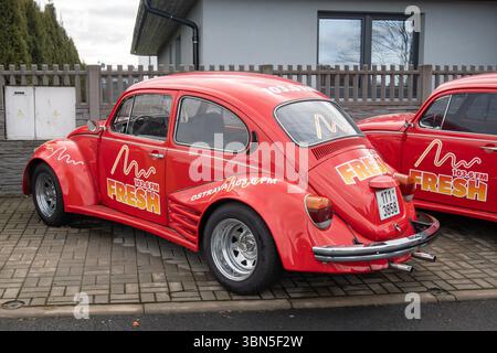 Petrvald, Tchéquie - 26 janvier 2024 : Volkswagen Beetle voiture légendaire avec la couleur rouge vif de Radio fraîche, fortement réglée et modifiée Banque D'Images