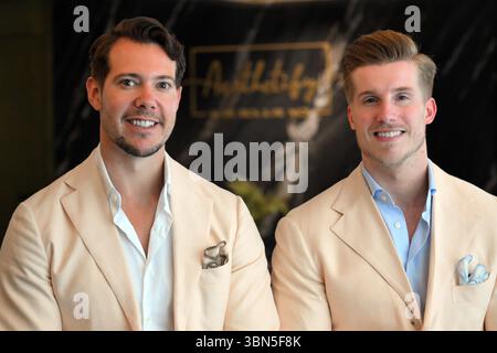 Duesseldorf, Allemagne. 30 juin 2025. Henrik Heüveldop (Dr Rick, l) et Dominik Bettray (Dr Nick) se tiennent dans leur pratique. Crédit : Federico Gambarini/dpa/Alamy Live News Banque D'Images