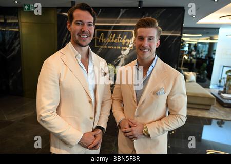 Duesseldorf, Allemagne. 30 juin 2025. Henrik Heüveldop (Dr Rick, l) et Dominik Bettray (Dr Nick) se tiennent dans leur pratique. Crédit : Federico Gambarini/dpa/Alamy Live News Banque D'Images