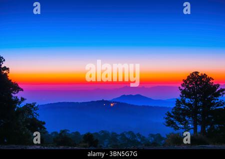 Lever de soleil dans les montagnes Troodos, Chypre - photographie d'art par Paco Banque D'Images