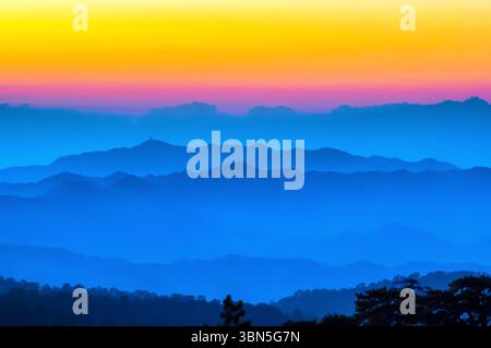 Lever de soleil dans les montagnes Troodos, Chypre - photographie d'art par Paco Banque D'Images