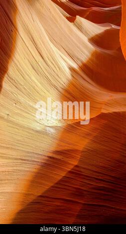 À l'intérieur d'Antelope Canyon : des murs de grès coulants éclairés par une douce lumière naturelle dans le canyon à fente emblématique de l'Arizona. Banque D'Images