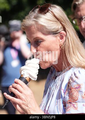 La duchesse d'Édimbourg mangeant de la crème glacée lors d'une visite au Hampton court Garden Festival au Hampton court Palace à East Molesey. Date de la photo : lundi 30 juin 2025. Banque D'Images