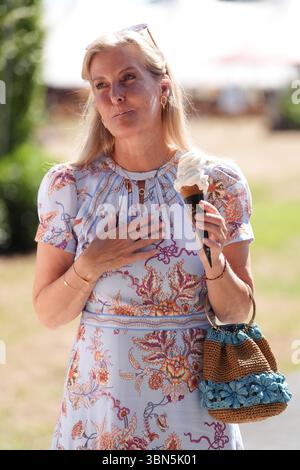 La duchesse d'Édimbourg mangeant de la crème glacée lors d'une visite au Hampton court Garden Festival au Hampton court Palace à East Molesey. Date de la photo : lundi 30 juin 2025. Banque D'Images