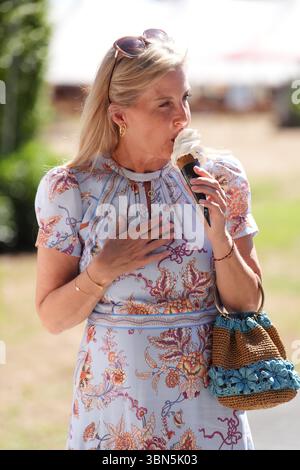 La duchesse d'Édimbourg mangeant de la crème glacée lors d'une visite au Hampton court Garden Festival au Hampton court Palace à East Molesey. Date de la photo : lundi 30 juin 2025. Banque D'Images
