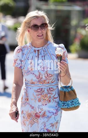 La duchesse d'Édimbourg mangeant de la crème glacée lors d'une visite au Hampton court Garden Festival au Hampton court Palace à East Molesey. Date de la photo : lundi 30 juin 2025. Banque D'Images