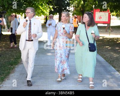 La duchesse d'Édimbourg (au centre) mange de la crème glacée en marchant avec le président de la Royal Horticultural Society (RHS) Keith Weed (à gauche) et la directrice générale Clare Matterson lors d'une visite au Hampton court Garden Festival au Hampton court Palace à East Molesey. Date de la photo : lundi 30 juin 2025. Banque D'Images