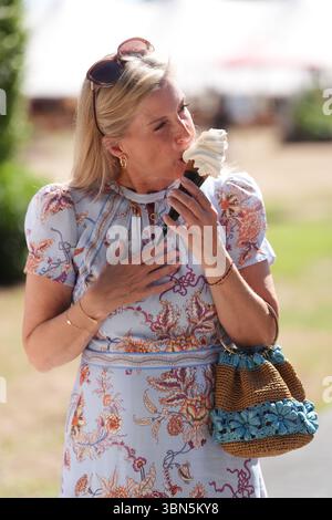 La duchesse d'Édimbourg mangeant de la crème glacée lors d'une visite au Hampton court Garden Festival au Hampton court Palace à East Molesey. Date de la photo : lundi 30 juin 2025. Banque D'Images