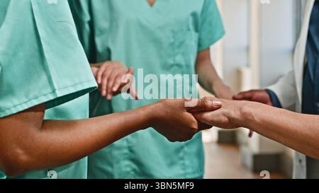 Professionnels de la santé collaborant dans un cadre hospitalier axé sur les soins aux patients Banque D'Images