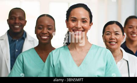 Équipe médicale professionnelle de divers professionnels de la santé souriant avec confiance Banque D'Images
