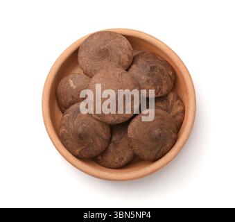 Vue de dessus de callets de chocolat chaud naturels faits à la main dans un bol en argile isolé sur blanc Banque D'Images