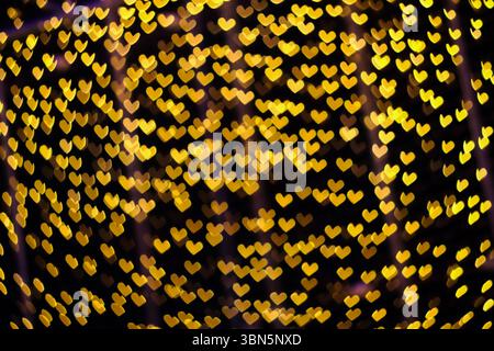 néon jaune flou en forme de coeur lumière de l'objectif de la caméra pour le motif et l'arrière-plan. Banque D'Images