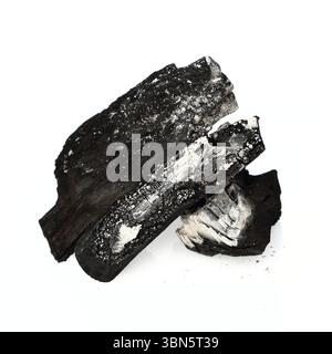 charbon noir avec des cendres sur fond blanc. Banque D'Images