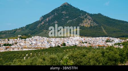 Une vue panoramique d'Archidona, une petite ville située au pied d'une montagne, dans la province de Malaga, en Espagne, par un jour ensoleillé de printemps Banque D'Images