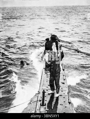 Équipage de sous-marins britanniques sauvant des marins allemands de la mer près de l'Inde après le naufrage de leur propre navire pendant la première Guerre mondiale photo publiée dans L'illustration, 29 janvier 1916, montrant une humanité rare en temps de guerre alors qu'un équipage de la Royal Navy tire des survivants à bord après un engagement naval impliquant le sous-marin allemand U-41 et le HMS Baralong. Banque D'Images
