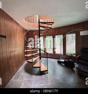 Escalier en colimaçon dans la pièce lambrissée en bois dans la maison résidentielle Banque D'Images