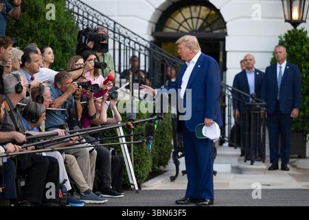 WASHINGTON DC, États-Unis - 24 juin 2025 - le président américain Donald Trump quitte la Maison Blanche, mardi 24 juin 2025, en route vers la base interarmées Andrews for Banque D'Images
