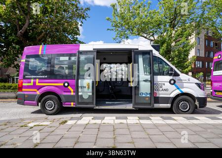 Connexxion Reizen porte Zeeland Volkswagen Crafter bus à la gare GOES Banque D'Images