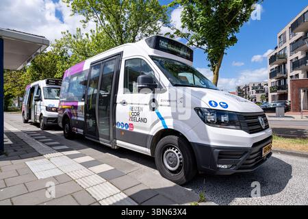 Connexxion Reizen porte Zeeland Volkswagen Crafter bus à la gare GOES Banque D'Images