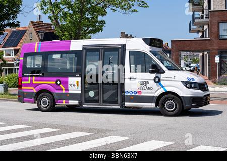 Connexxion Reizen porte Zeeland Volkswagen Crafter bus à la gare GOES Banque D'Images
