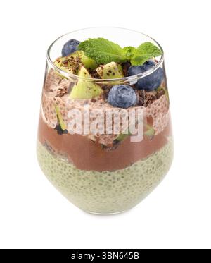 Délicieux pudding au chocolat aux graines de chia, kiwi, menthe et bleuets en verre isolé sur blanc Banque D'Images