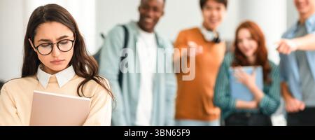 Les gens se moquer et se moquer de la triste femme Banque D'Images