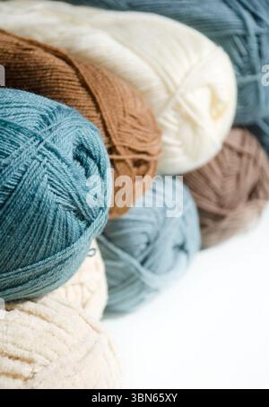 Gros plan sur la texture du fil de laine. Écheveaux de fil sur fond blanc. Concept d'artisanat, passe-temps, cours de tricot en ligne. Banque D'Images
