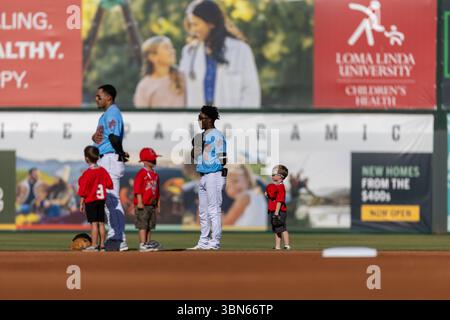 29 juin 2025 : les Inland Empire 66ers, Raudi Rodriguez (9) et les jeunes fans se tiennent debout pendant l'hymne national avant le match des 66ers VS Visalia Rawhide à San Bernardino, CA Greg Fiore/Cal Sport Media Banque D'Images
