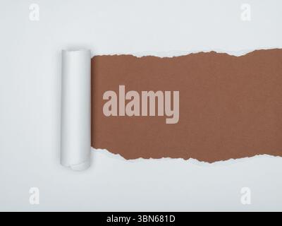 Un morceau de papier blanc est déchiré, révélant une sous-couche brune. Banque D'Images