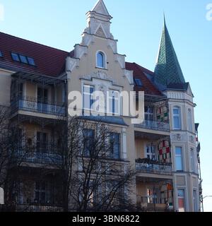 Bâtiment résidentiel historique avec tour décorative à Szczecin, Pologne Banque D'Images