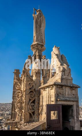 Paris, France - 06 28 2025 : vue détaillée de la statue de Saint Jacques et de l'un des symboles sculptés des quatre évangélistes, le lion Mark du toit Banque D'Images