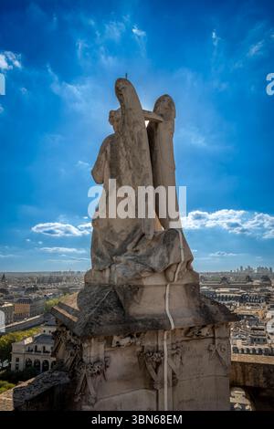 Paris, France - 06 28 2025 : vue détaillée de l'un des symboles sculptés de la statue des quatre évangélistes, l'ange Matthieu depuis le toit de Saint-Jacques Banque D'Images