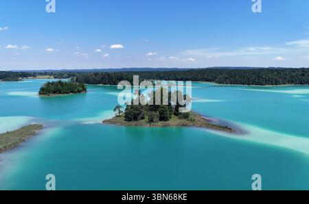 Osterseen, Deutschland. 30 juin 2025. Hier der Blick auf den grossen Ostersee zwischen Iffeldorf und Seeshaupt, Kleinod, türkis, Badesee, Naturschutzgebiet, comme Karibik, Sommer, hitze, baden, Schwimmen, Sonnen, spazieren, wandern, Fahrradfahren, Ausflugsziel, Gut mit der Bahn erreichbar, Sandstrand, Bayern, Oberbayern crédit : dpa/Alamy Live News Banque D'Images