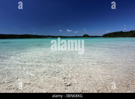 Osterseen, Deutschland. 30 juin 2025. Hier der Blick auf den grossen Ostersee zwischen Iffeldorf und Seeshaupt, Kleinod, türkis, Badesee, Naturschutzgebiet, comme Karibik, Sommer, hitze, baden, Schwimmen, Sonnen, spazieren, wandern, Fahrradfahren, Ausflugsziel, Gut mit der Bahn erreichbar, Sandstrand, Bayern, Oberbayern crédit : dpa/Alamy Live News Banque D'Images