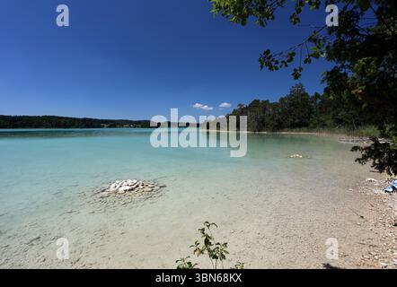 Osterseen, Deutschland. 30 juin 2025. Hier der Blick auf den grossen Ostersee zwischen Iffeldorf und Seeshaupt, Kleinod, türkis, Badesee, Naturschutzgebiet, comme Karibik, Sommer, hitze, baden, Schwimmen, Sonnen, spazieren, wandern, Fahrradfahren, Ausflugsziel, Gut mit der Bahn erreichbar, Sandstrand, Bayern, Oberbayern crédit : dpa/Alamy Live News Banque D'Images