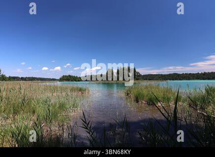 Osterseen, Deutschland. 30 juin 2025. Hier der Blick auf den grossen Ostersee zwischen Iffeldorf und Seeshaupt, Kleinod, türkis, Badesee, Naturschutzgebiet, comme Karibik, Sommer, hitze, baden, Schwimmen, Sonnen, spazieren, wandern, Fahrradfahren, Ausflugsziel, Gut mit der Bahn erreichbar, Sandstrand, Bayern, Oberbayern crédit : dpa/Alamy Live News Banque D'Images