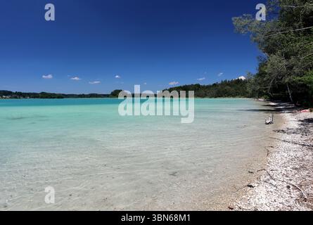 Osterseen, Deutschland. 30 juin 2025. Hier der Blick auf den grossen Ostersee zwischen Iffeldorf und Seeshaupt, Kleinod, türkis, Badesee, Naturschutzgebiet, comme Karibik, Sommer, hitze, baden, Schwimmen, Sonnen, spazieren, wandern, Fahrradfahren, Ausflugsziel, Gut mit der Bahn erreichbar, Sandstrand, Bayern, Oberbayern crédit : dpa/Alamy Live News Banque D'Images