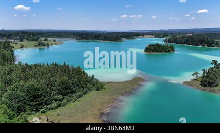 Osterseen, Deutschland. 30 juin 2025. Hier der Blick auf den grossen Ostersee zwischen Iffeldorf und Seeshaupt, Kleinod, türkis, Badesee, Naturschutzgebiet, comme Karibik, Sommer, hitze, baden, Schwimmen, Sonnen, spazieren, wandern, Fahrradfahren, Ausflugsziel, Gut mit der Bahn erreichbar, Sandstrand, Bayern, Oberbayern crédit : dpa/Alamy Live News Banque D'Images