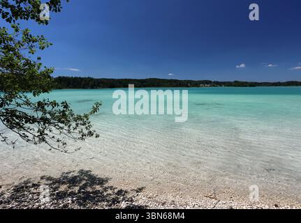 Osterseen, Deutschland. 30 juin 2025. Hier der Blick auf den grossen Ostersee zwischen Iffeldorf und Seeshaupt, Kleinod, türkis, Badesee, Naturschutzgebiet, comme Karibik, Sommer, hitze, baden, Schwimmen, Sonnen, spazieren, wandern, Fahrradfahren, Ausflugsziel, Gut mit der Bahn erreichbar, Sandstrand, Bayern, Oberbayern crédit : dpa/Alamy Live News Banque D'Images