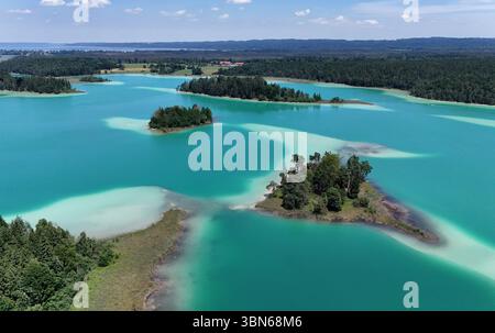 Osterseen, Deutschland. 30 juin 2025. Hier der Blick auf den grossen Ostersee zwischen Iffeldorf und Seeshaupt, Kleinod, türkis, Badesee, Naturschutzgebiet, comme Karibik, Sommer, hitze, baden, Schwimmen, Sonnen, spazieren, wandern, Fahrradfahren, Ausflugsziel, Gut mit der Bahn erreichbar, Sandstrand, Bayern, Oberbayern crédit : dpa/Alamy Live News Banque D'Images