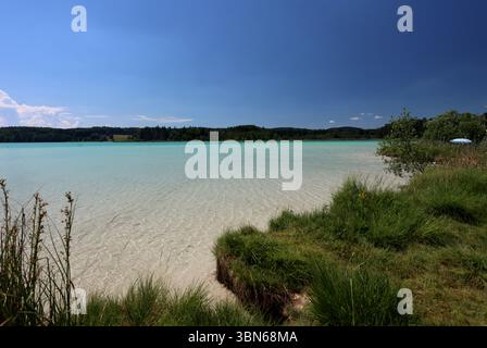 Osterseen, Deutschland. 30 juin 2025. Hier der Blick auf den grossen Ostersee zwischen Iffeldorf und Seeshaupt, Kleinod, türkis, Badesee, Naturschutzgebiet, comme Karibik, Sommer, hitze, baden, Schwimmen, Sonnen, spazieren, wandern, Fahrradfahren, Ausflugsziel, Gut mit der Bahn erreichbar, Sandstrand, Bayern, Oberbayern crédit : dpa/Alamy Live News Banque D'Images