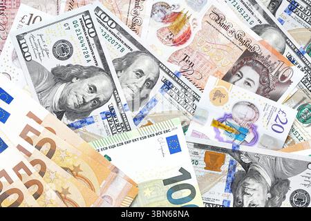 Billets de banque du monde assortis. Devise de plusieurs pays. Finance internationale et échange d'argent. Concept d'économie mondiale. Papier-monnaie coloré. Banque D'Images